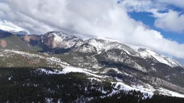 Güzel manzara, karla kaplı dağlar. Doğa