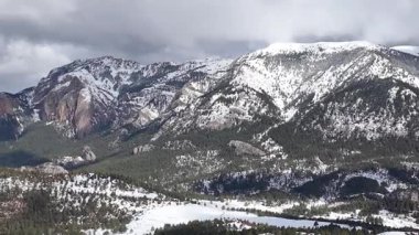Güzel manzara, karla kaplı dağlar. Doğa