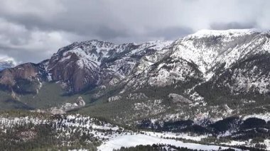 Güzel manzara, karla kaplı dağlar. Doğa