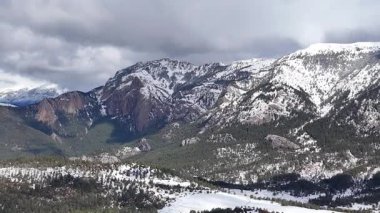 Güzel manzara, karla kaplı dağlar. Doğa