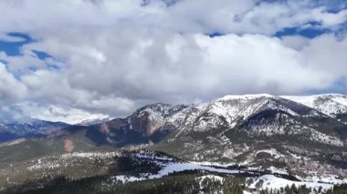 Güzel manzara, karla kaplı dağlar. Doğa