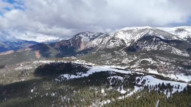 Güzel manzara, karla kaplı dağlar. Doğa