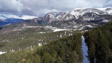Karla kaplı dağların havadan görünüşü. Güzel manzara