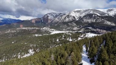 Karla kaplı dağların havadan görünüşü. Güzel manzara