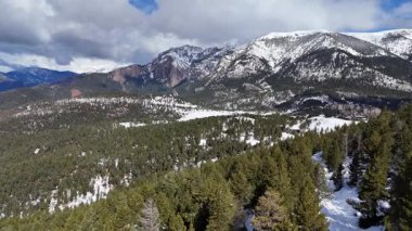 Karla kaplı dağların havadan görünüşü. Güzel manzara