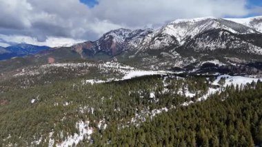 Karla kaplı dağların havadan görünüşü. Güzel manzara
