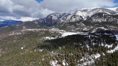 Karla kaplı dağların havadan görünüşü. Güzel manzara