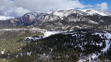 Karla kaplı dağların havadan görünüşü. Güzel manzara