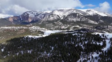 Karla kaplı dağların havadan görünüşü. Güzel manzara