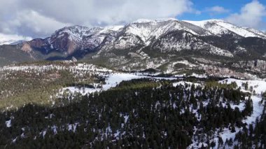 Karla kaplı dağların havadan görünüşü. Güzel manzara