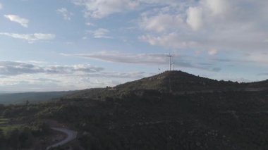 Rüzgar türbinleri arka planda günbatımı gökyüzü ile dönüyor. yenilenebilir enerji kavramı 