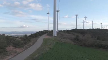 Rüzgar türbinleri arka planda günbatımı gökyüzü ile dönüyor 