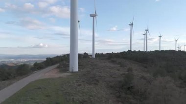 Rüzgar türbinleri arka planda günbatımı gökyüzü ile dönüyor 