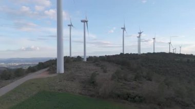 Rüzgar türbinleri arka planda günbatımı gökyüzü ile dönüyor 