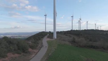 Rüzgar türbinleri arka planda günbatımı gökyüzü ile dönüyor 