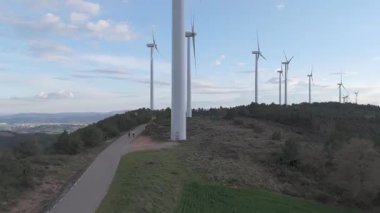 Rüzgar türbinleri arka planda günbatımı gökyüzü ile dönüyor 