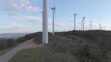 Rüzgar türbinleri arka planda günbatımı gökyüzü ile dönüyor 