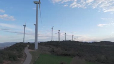 Rüzgar türbinleri arka planda günbatımı gökyüzü ile dönüyor. yenilenebilir enerji kavramı 