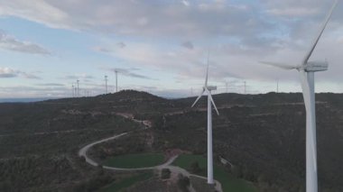 Yenilenebilir enerji kavramı. Günbatımında rüzgar gülleri