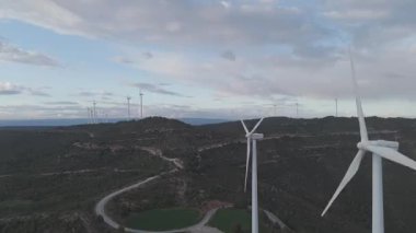 Yenilenebilir enerji kavramı. Günbatımında rüzgar gülleri