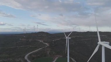 Yenilenebilir enerji kavramı. Günbatımında rüzgar gülleri