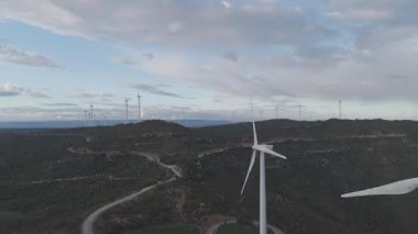 Yenilenebilir enerji kavramı. Günbatımında rüzgar gülleri
