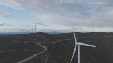 Yenilenebilir enerji kavramı. Günbatımında rüzgar gülleri