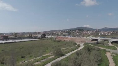 İspanya 'nın kırsal kesimindeki köprünün havadan görünüşü 