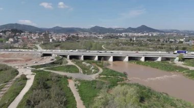 İspanya 'nın kırsal kesimindeki köprünün havadan görünüşü 