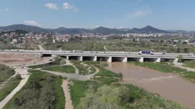 İspanya 'nın kırsal kesimindeki köprünün havadan görünüşü 
