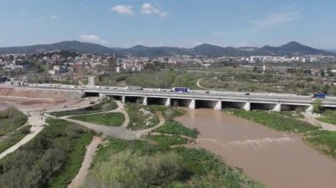İspanya 'nın kırsal kesimindeki köprünün havadan görünüşü 