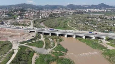 İspanya 'nın kırsal kesimindeki köprünün havadan görünüşü 