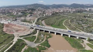 İspanya 'nın kırsal kesimindeki köprünün havadan görünüşü 