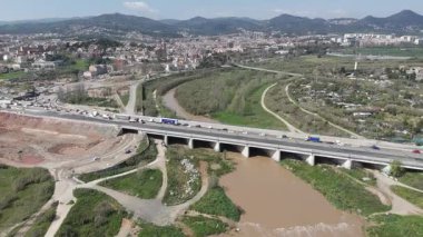 İspanya 'nın kırsal kesimindeki köprünün havadan görünüşü 