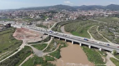 İspanya 'nın kırsal kesimindeki köprünün havadan görünüşü 