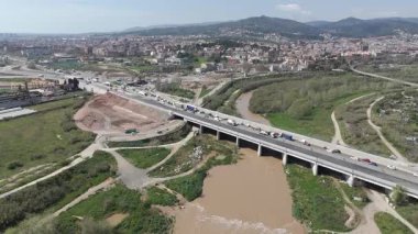 İspanya 'nın kırsal kesimindeki köprünün havadan görünüşü 