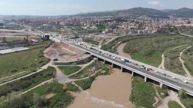 İspanya 'nın kırsal kesimindeki köprünün havadan görünüşü 