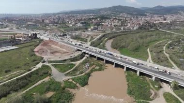 İspanya 'nın kırsal kesimindeki köprünün havadan görünüşü 