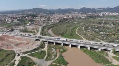 İspanya 'nın kırsal kesimindeki köprünün havadan görünüşü 