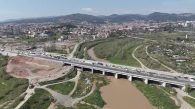 İspanya 'nın kırsal kesimindeki köprünün havadan görünüşü 