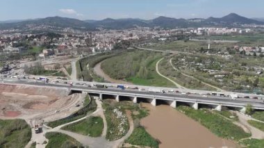 İspanya 'nın kırsal kesimindeki köprünün havadan görünüşü 