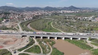 İspanya 'nın kırsal kesimindeki köprünün havadan görünüşü 