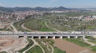 İspanya 'nın kırsal kesimindeki köprünün havadan görünüşü 