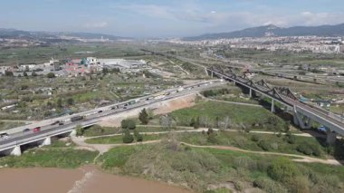 İspanya 'nın kırsal kesimindeki köprünün havadan görünüşü 