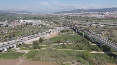 İspanya 'nın kırsal kesimindeki köprünün havadan görünüşü 