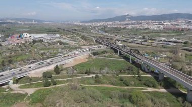 Şehrin banliyösündeki otoyolların havadan görüntüsü
