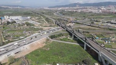 Şehrin banliyösündeki otoyolların havadan görüntüsü