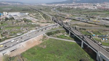 Şehrin banliyösündeki otoyolların havadan görüntüsü