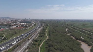 Kentin banliyösündeki otobanın havadan görünüşü