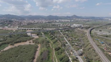 Şehrin banliyösündeki otoyolların havadan görüntüsü